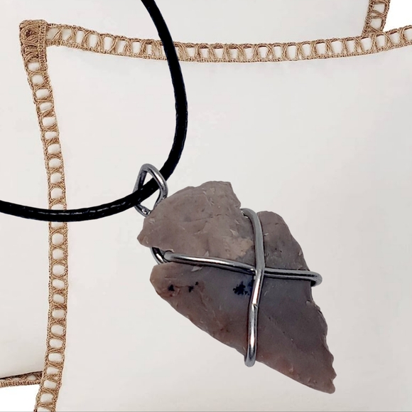 .👣 4/$20. Hand Knapped Arrowhead Pendant with Black Cord Necklace - Picture 3 of 7